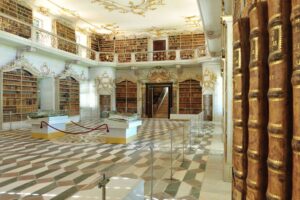 La biblioteca dell’Abbazia di Montevergine nel palazzo abbaziale di Loreto di Mercogliano
