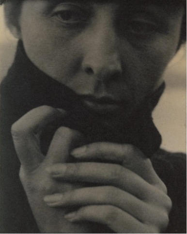 Figura 6.6. L’artista Georgia O’Keeffe (1887-1986) “tiene il suo nuovo cellulare”.